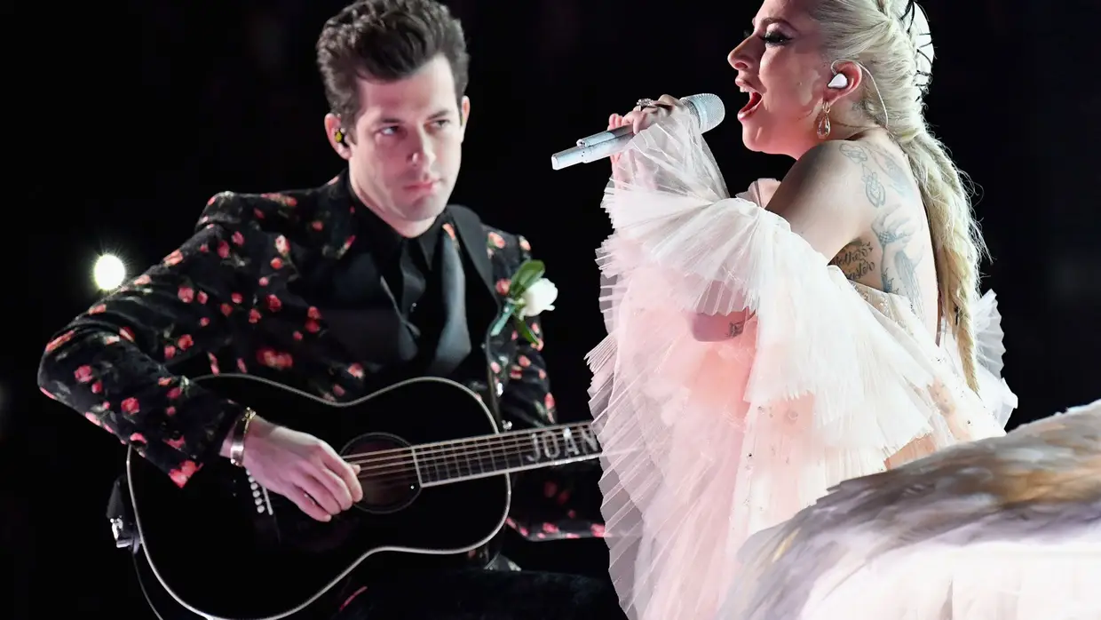 Lady GaGa e Mark Ronson num dos duetos da noite
