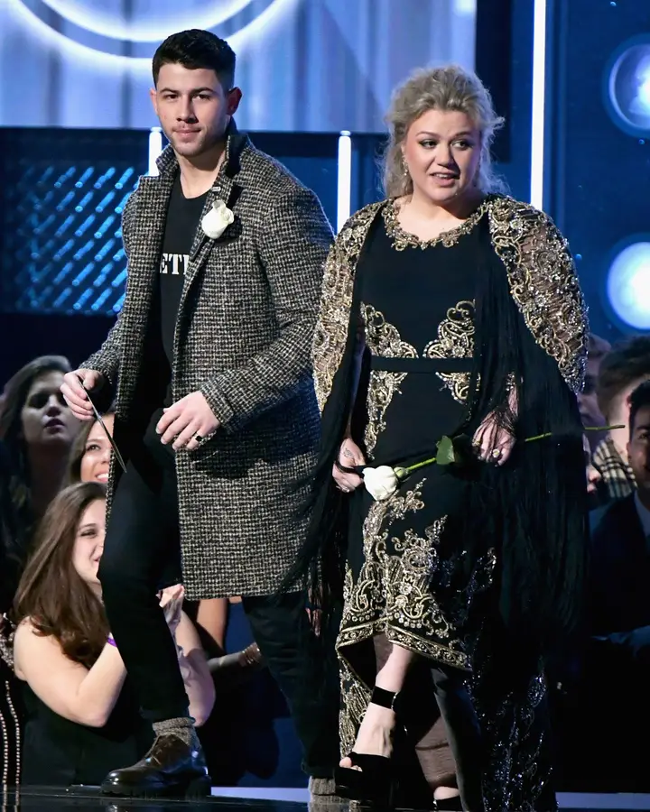 Nick Jonas e Kelly Clarkson foram dois dos apresentadores convidados
