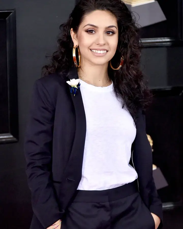 A novata Alessia Cara à chegada à cerimónia