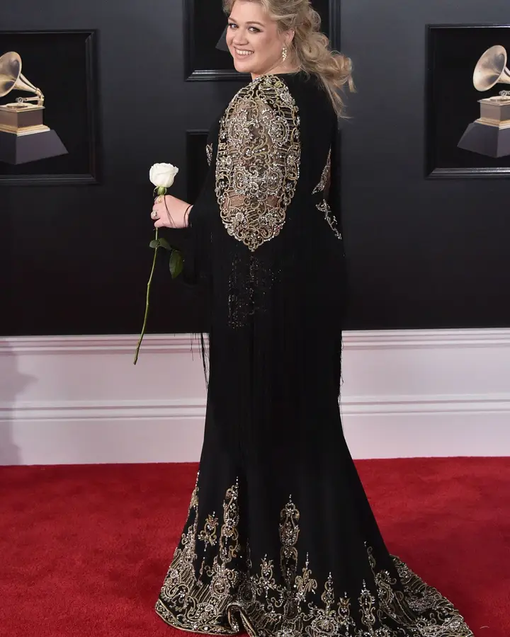 Kelly Clarkson e a sua rosa branca na passadeira vermelha