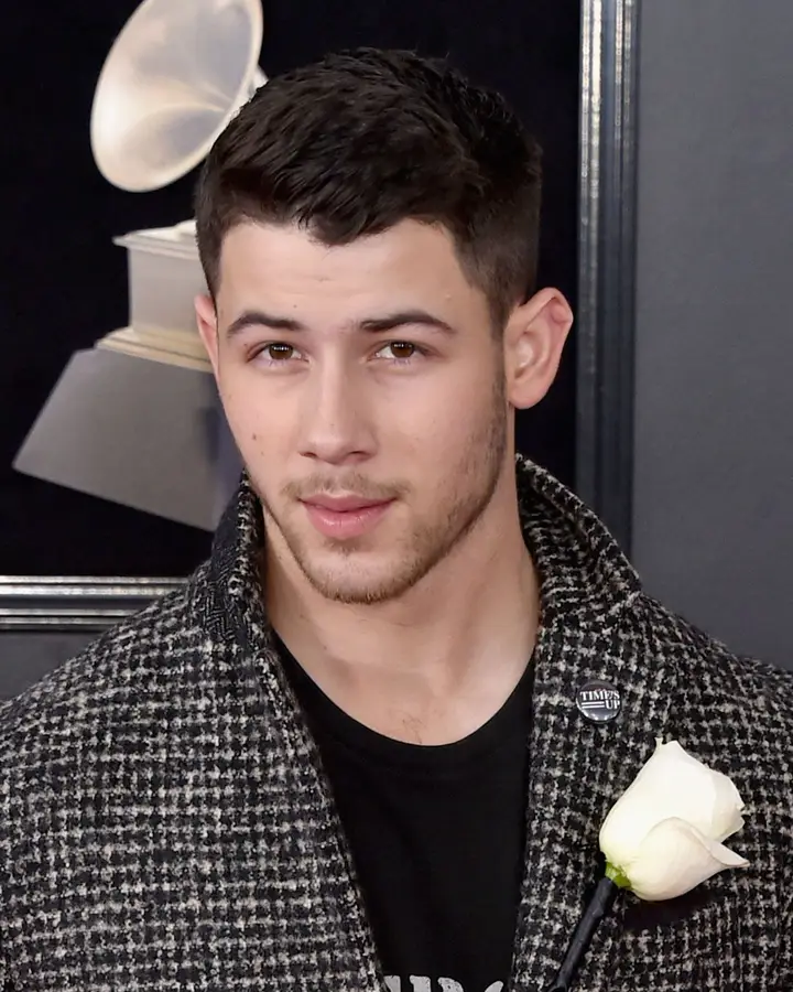 Nick Jonas também levou a sua rosa branca