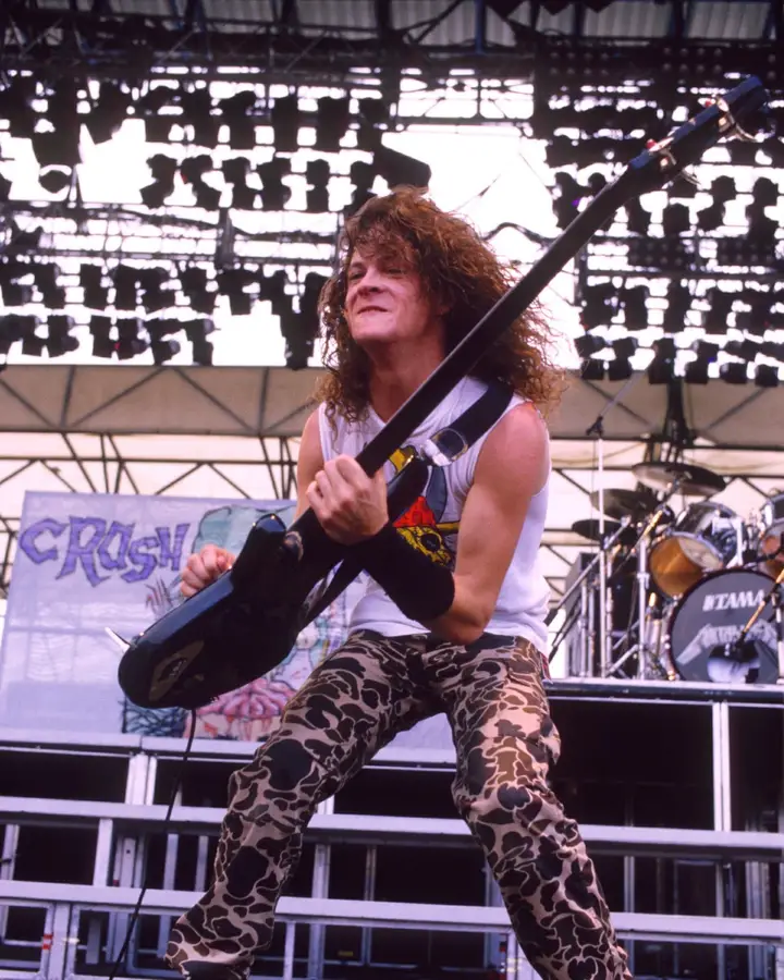O baixista Jason Newsted substituto do malogrado Cliff Burton, ao vivo no festival Monsters of Rock, em Donington, Inglaterra