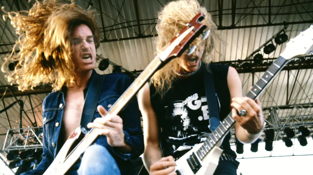 Cliff Burton e James Hetfield em palco no Reino Unido, 1984