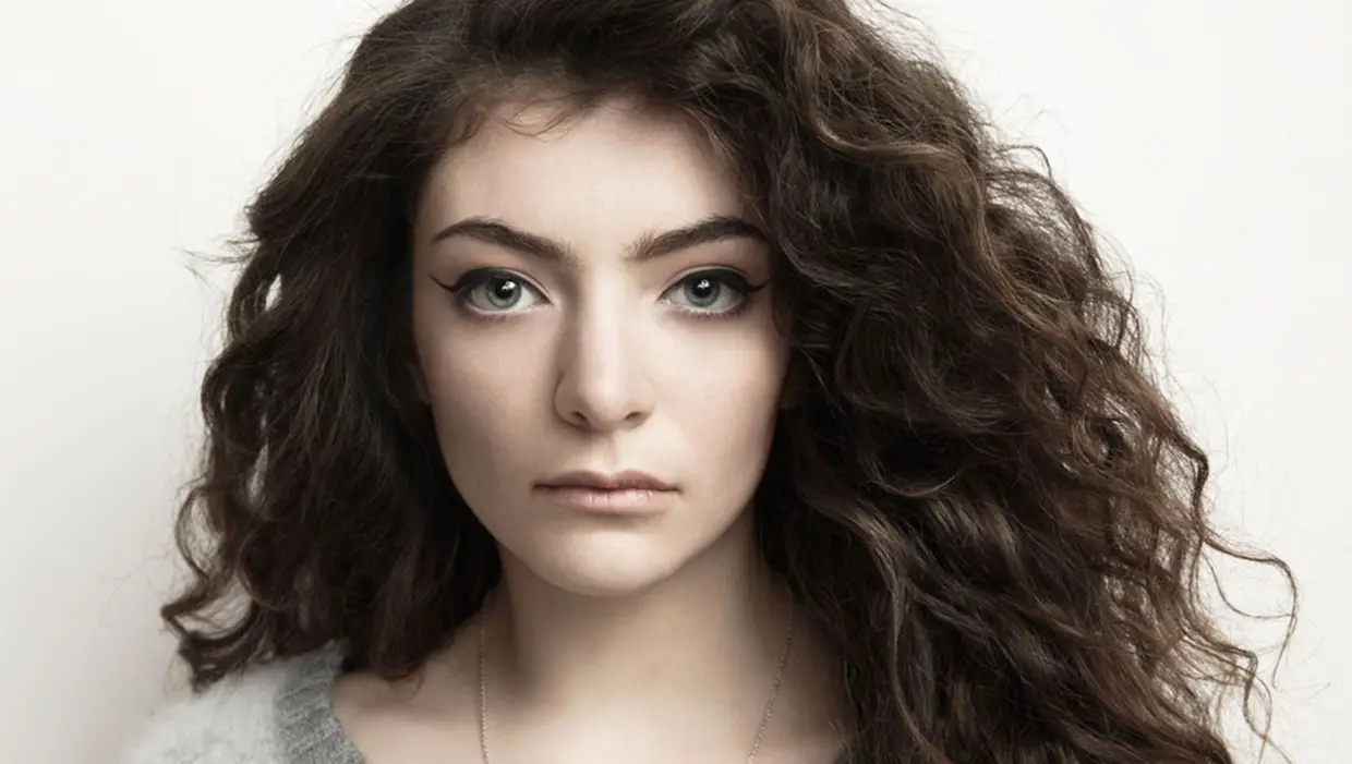 Lorde. Depois de vários anos de silêncio, a neozelandesa Lorde anunciou que o novo álbum, que conta com a ajuda do produtor Jack Antonoff, poderá estar pronto em breve. Ainda não ter data de edição definida.