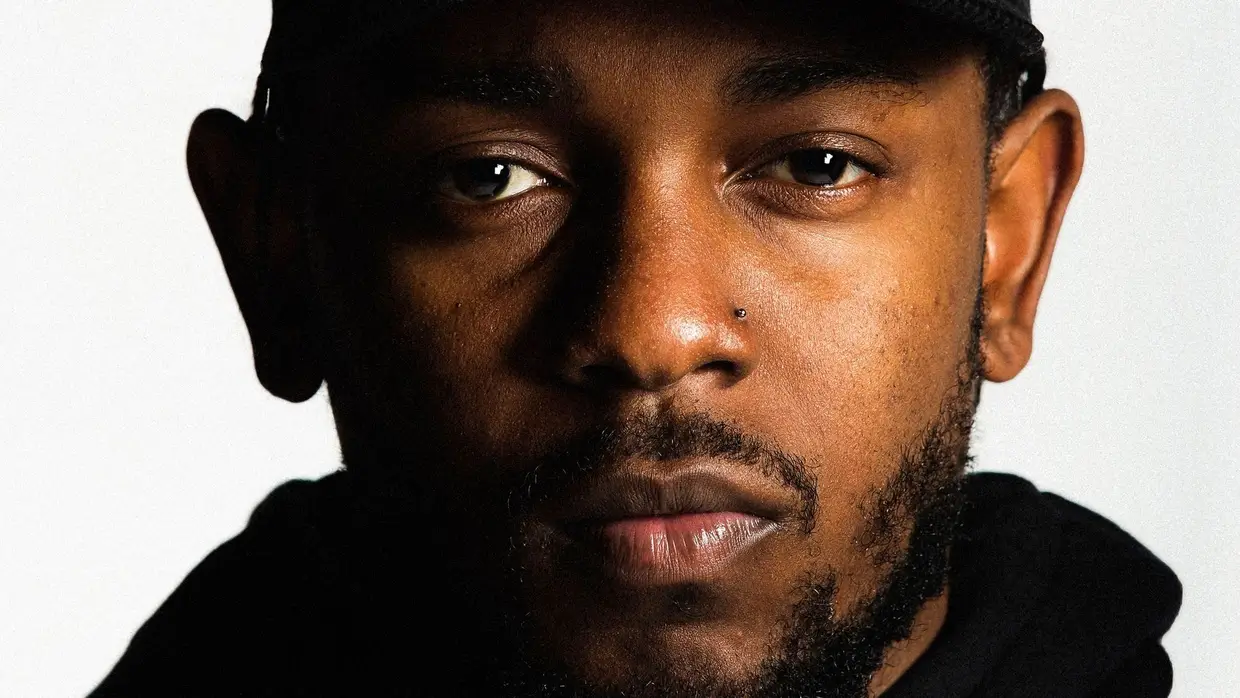 Kendrick Lamar. Passaram-se uns longos quatro anos desde “DAMN.” e o rapper norte-americano ainda não tem data para um novo disco. Contudo, há quem acredite que a sua edição pode acontecer a qualquer momento.
