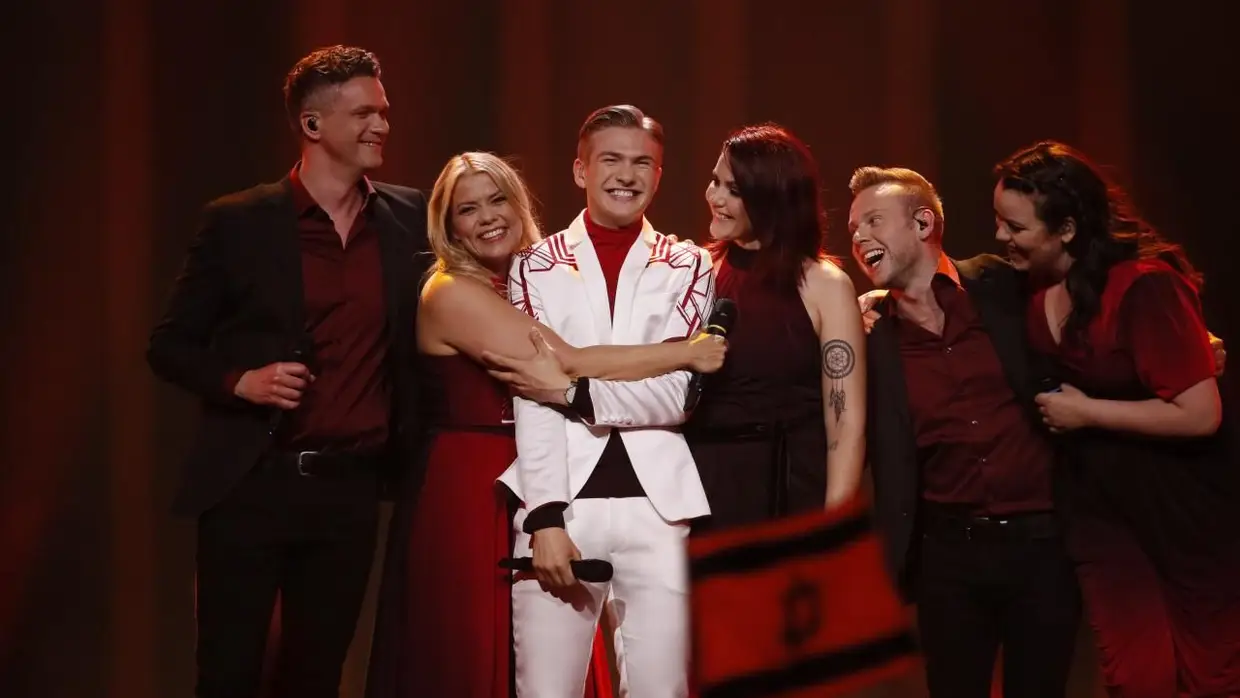 O islandês Ari Ólafsson terminou a sua atuação de forma emocionada
