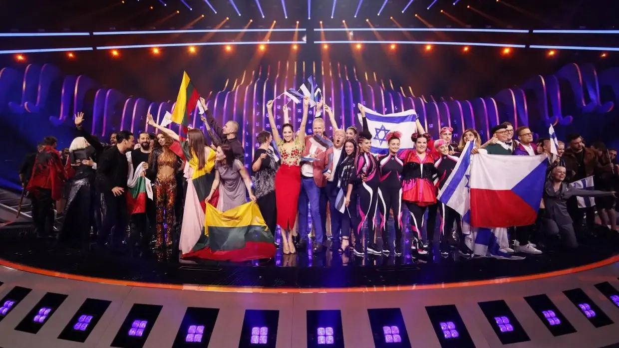 Os concorrentes apurados para a final juntos em palco