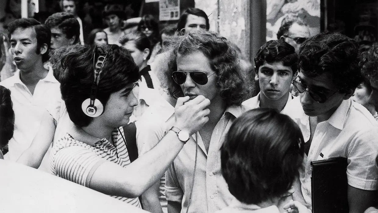 António Manuel Ribeiro a ser entrevistado por Rui Pêgo na Rua do Carmo, em Lisboa, 1981