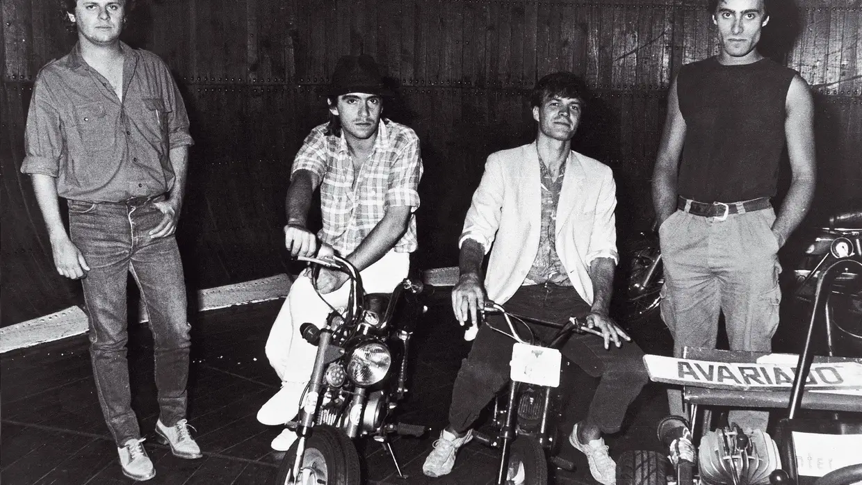 Em setembro de 1984, com o núcleo duro António Manuel Ribeiro/Renato Gomes e nova secção rítmica: Fernando Delaere e Hippo Birdie