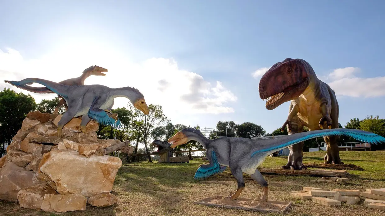 Além de verem os dinossauros, as crianças podem fazer escavações e encontrar réplicas de fósseis