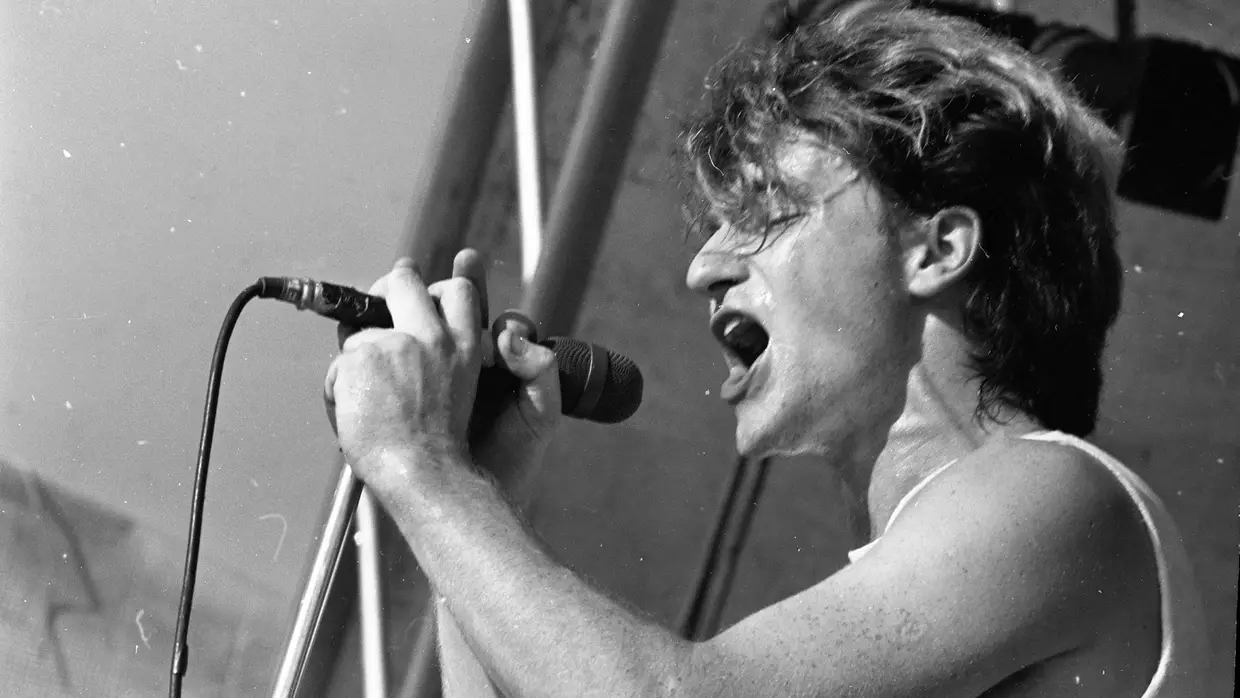 Bono ao vivo no verão de 1982