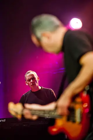 No palco do Coliseu dos Recreios, em Lisboa, em 2012. Rodrigo Leão em segundo plano