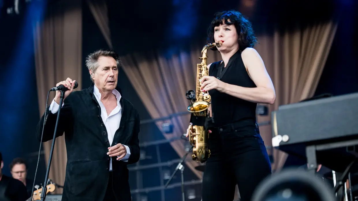Uma das primeiras atuações do festival: "Sir" Bryan Ferry