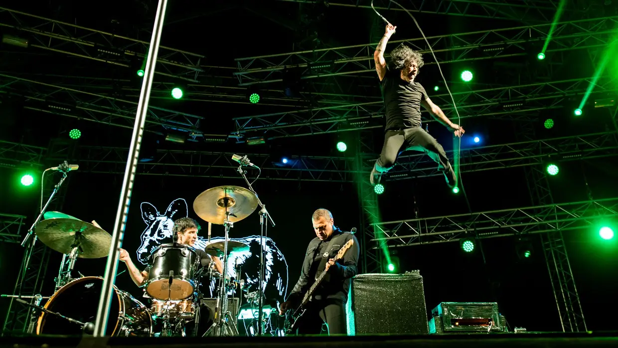 "Os Pearl Jam deram um concerto muito grande, mas não tão grande como a minha pila", reclamou Cedric Bixler, dos At the Drive-In
