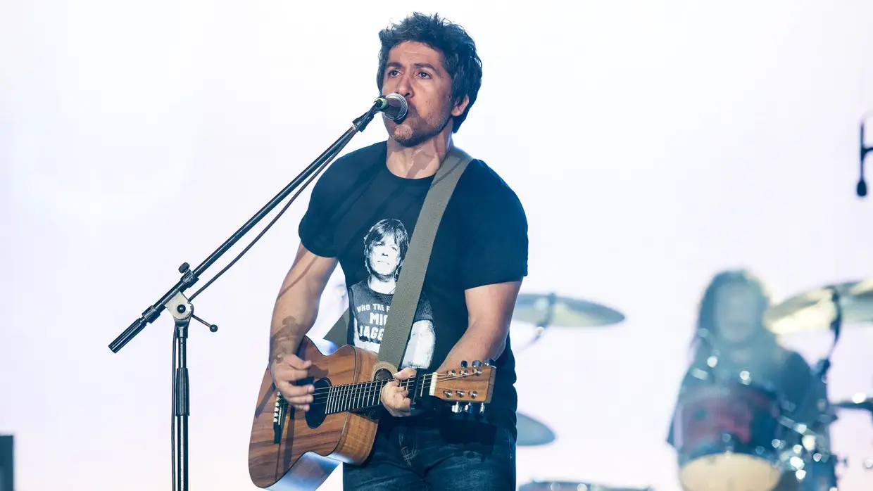 João Pedro Pais cantou 'És do Mundo', que escreveu sobre a sua amizade com Zé Pedro