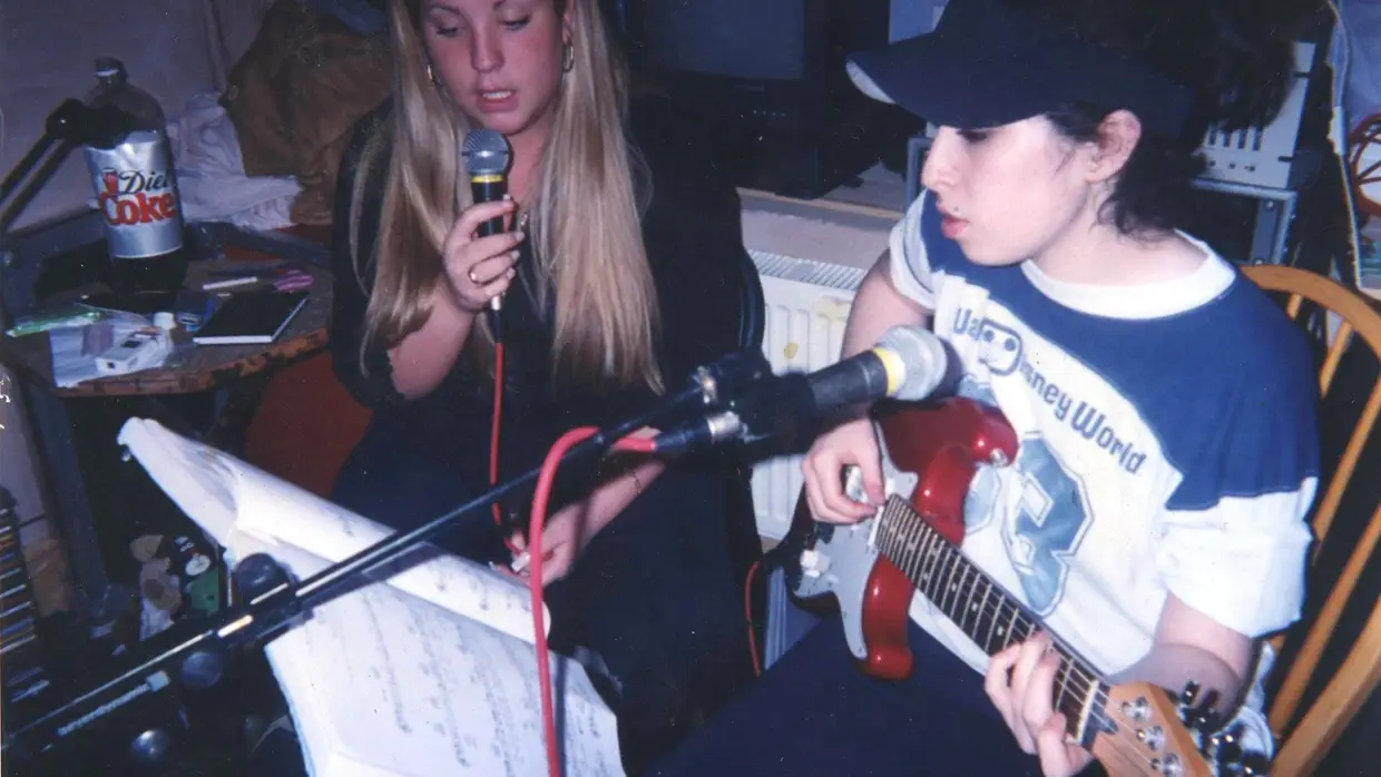 Amy Winehouse a ensair com uma amiga, antes da fama