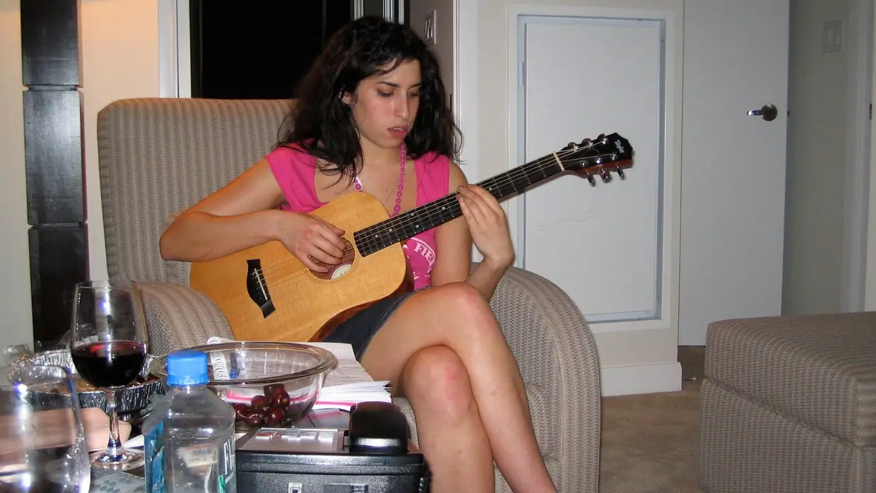 À guitarra, em casa, nos primeiros anos