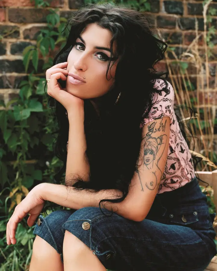 Imagem promocional de "Back to Black", álbum editado em 2006