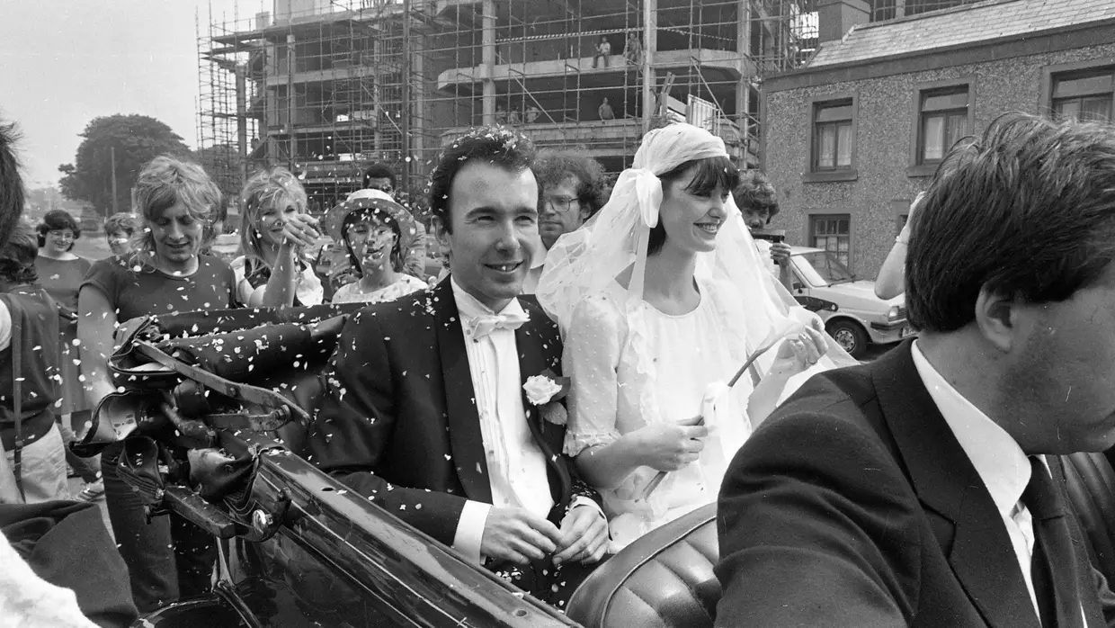 O casamento de The Edge (David Evans) com Aislinn O'Sullivan, em Blackrock, Dublin (Irlanda), julho de 1983