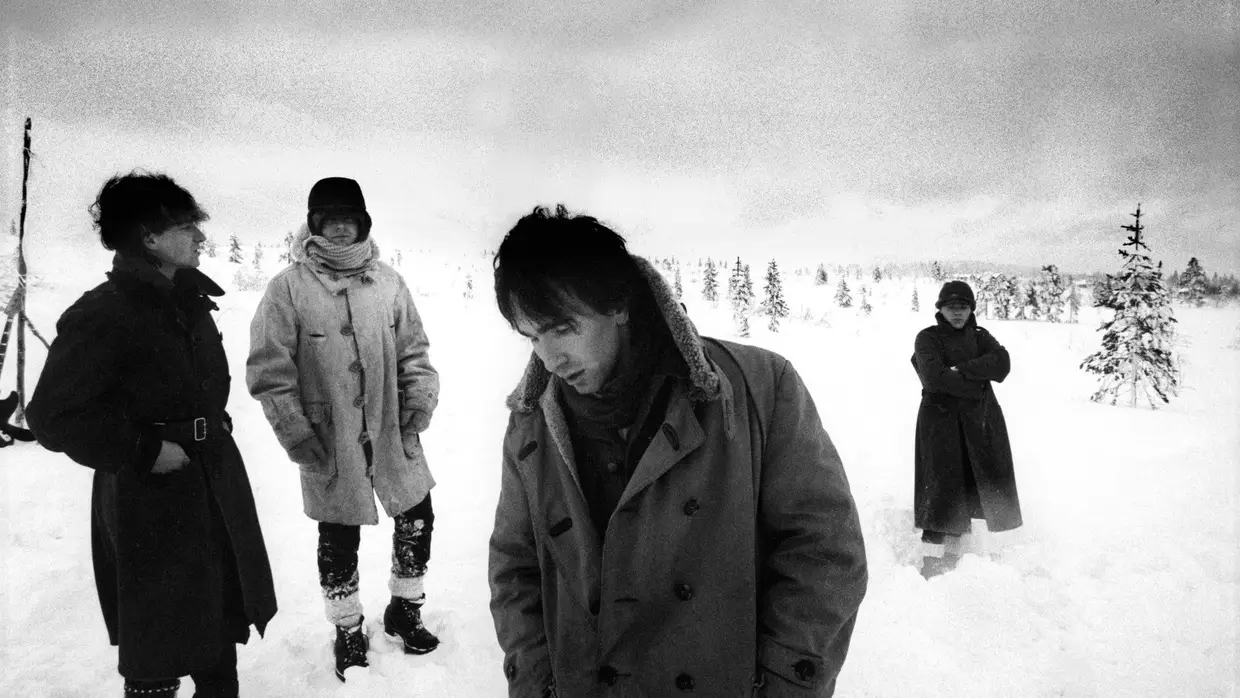 Os U2 em foto de divulgação do seu terceiro álbum, "War", lançado em fevereiro de 1983