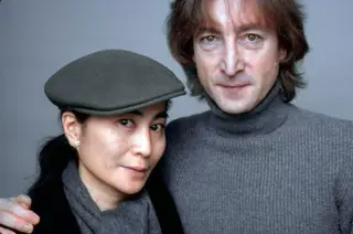 Yoko Ono e John Lennon fotografados em novembro de 1980, um mês antes da tragédia