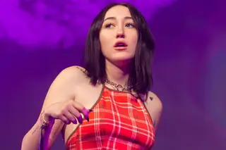 Irmã mais nova de Miley Cyrus fala sobre problemas de depressão: “Adoram julgar-me e gozar comigo na Internet”
