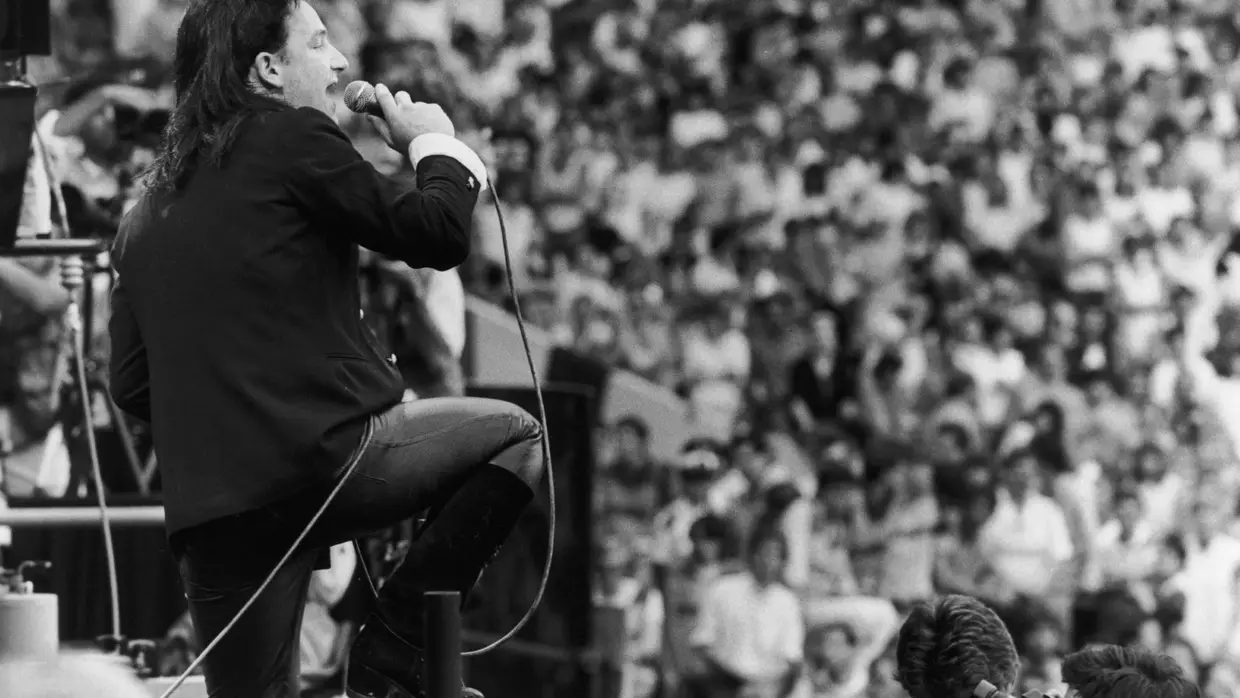 Bono em palco no Live Aid