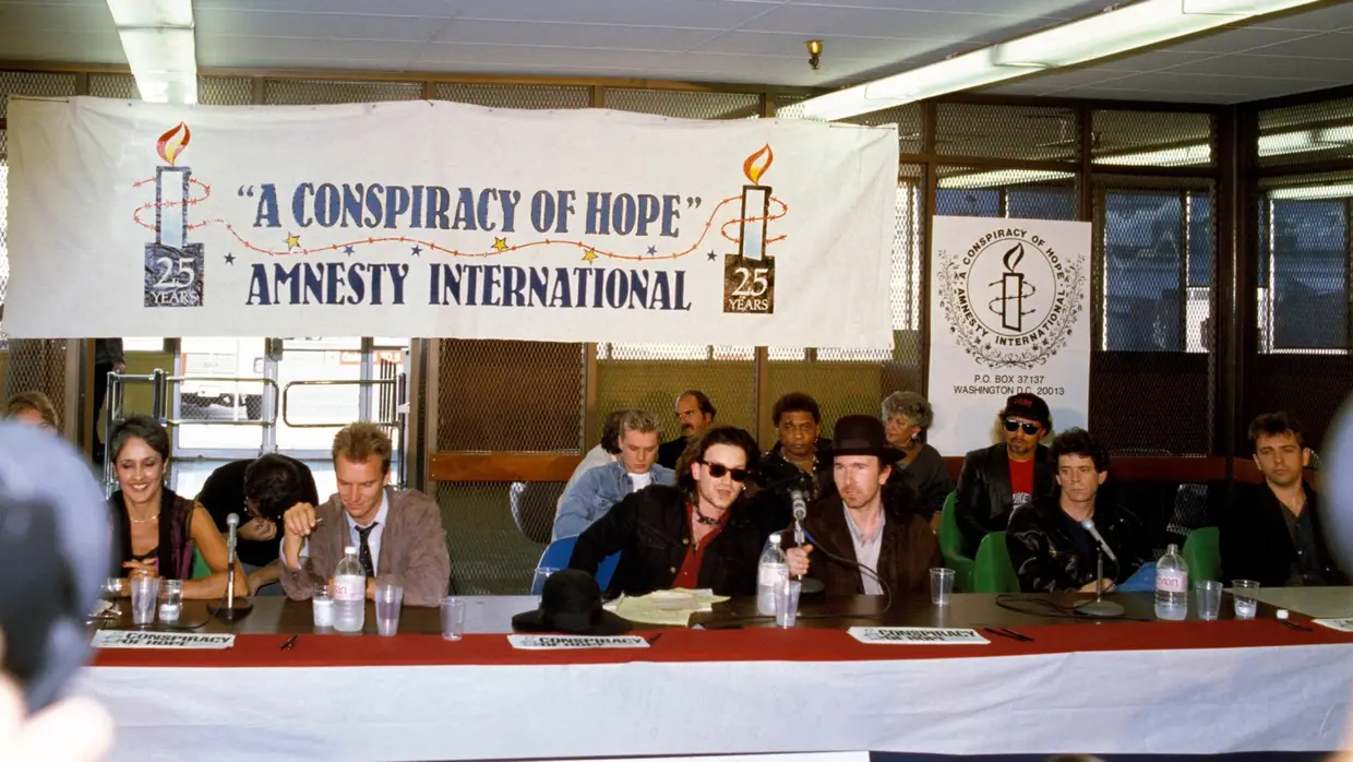 Na conferência de apresentação da digressão A Conspiracy of Hope, em prol da Amnistia Internacional, que reuniu - além dos U2 - nomes como Joan Baez, Sting, Lou Reed ou Peter Gabriel