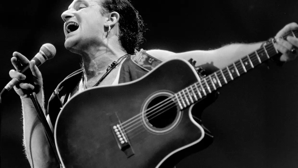Bono no Estádio de Wembley, a 2 de junho de 1987, num dos três concertos que os U2 aí deram nesse ano