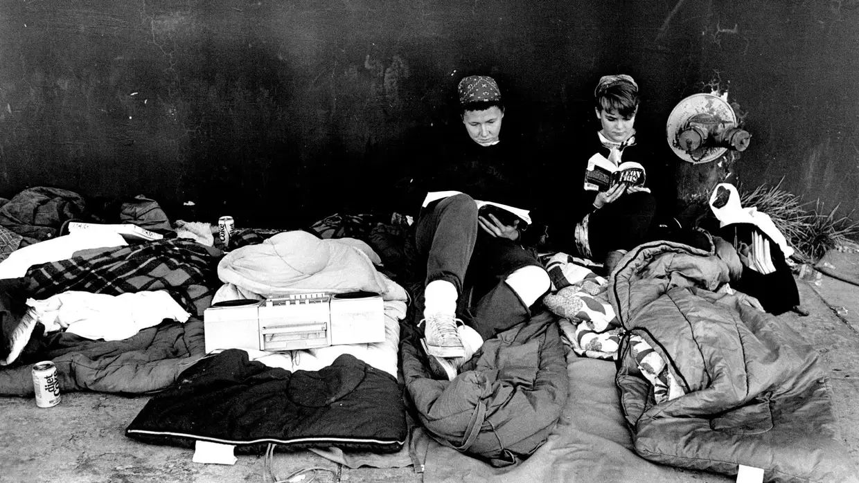 Fãs dos U2 depois de uma noite ao relento, aguardando pelo concerto da banda em Denver, nos Estados Unidos, em novembro de 1987