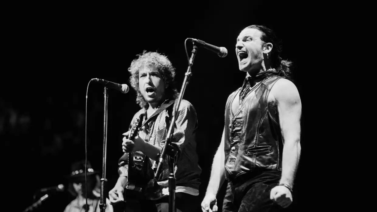 Bono e Bob Dylan em palco na Califórnia, a 1 de abril de 1987