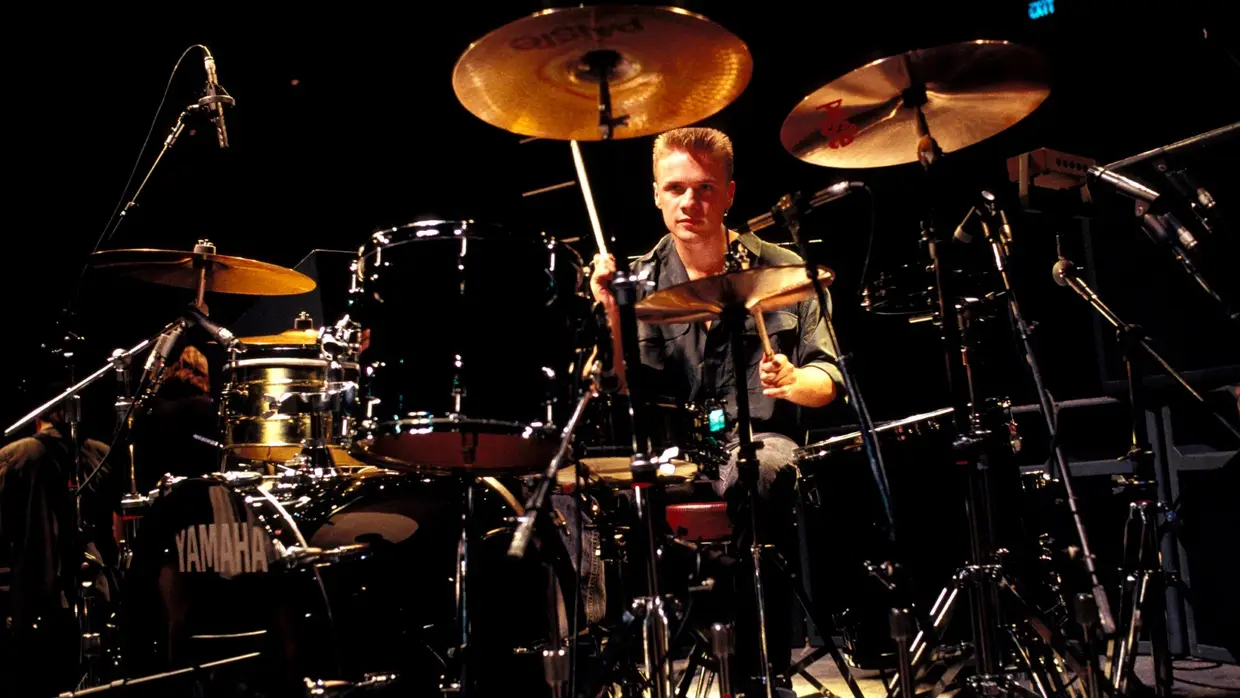 Larry Mullen Jr atrás da bateria na digressão de "The Joshua Tree"