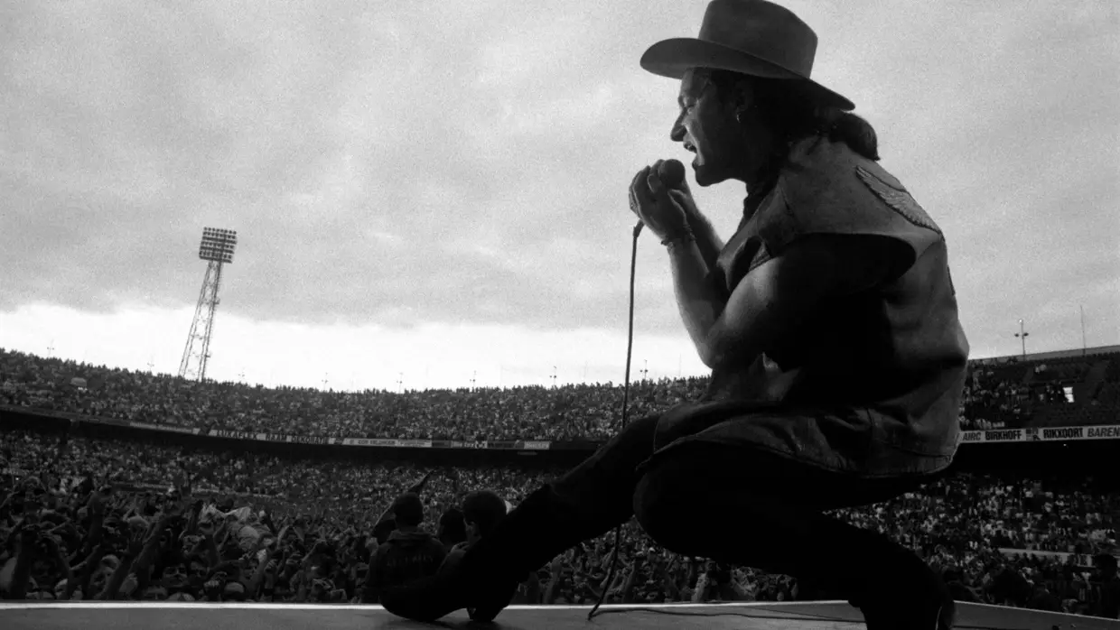 Bono a olhar a multidão do estádio De Kuip, em Roterdão (Holanda), julho de 1987