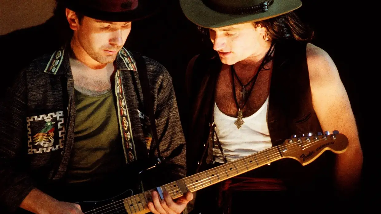 Cumplicidade de The Edge e Bono no Estádio de Wembley, em Londres, a 12 de junho de 1987