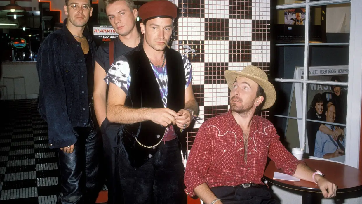 Na rodagem do videoclip de 'Desire', single de avanço do álbum "Rattle and Hum", de 1988
