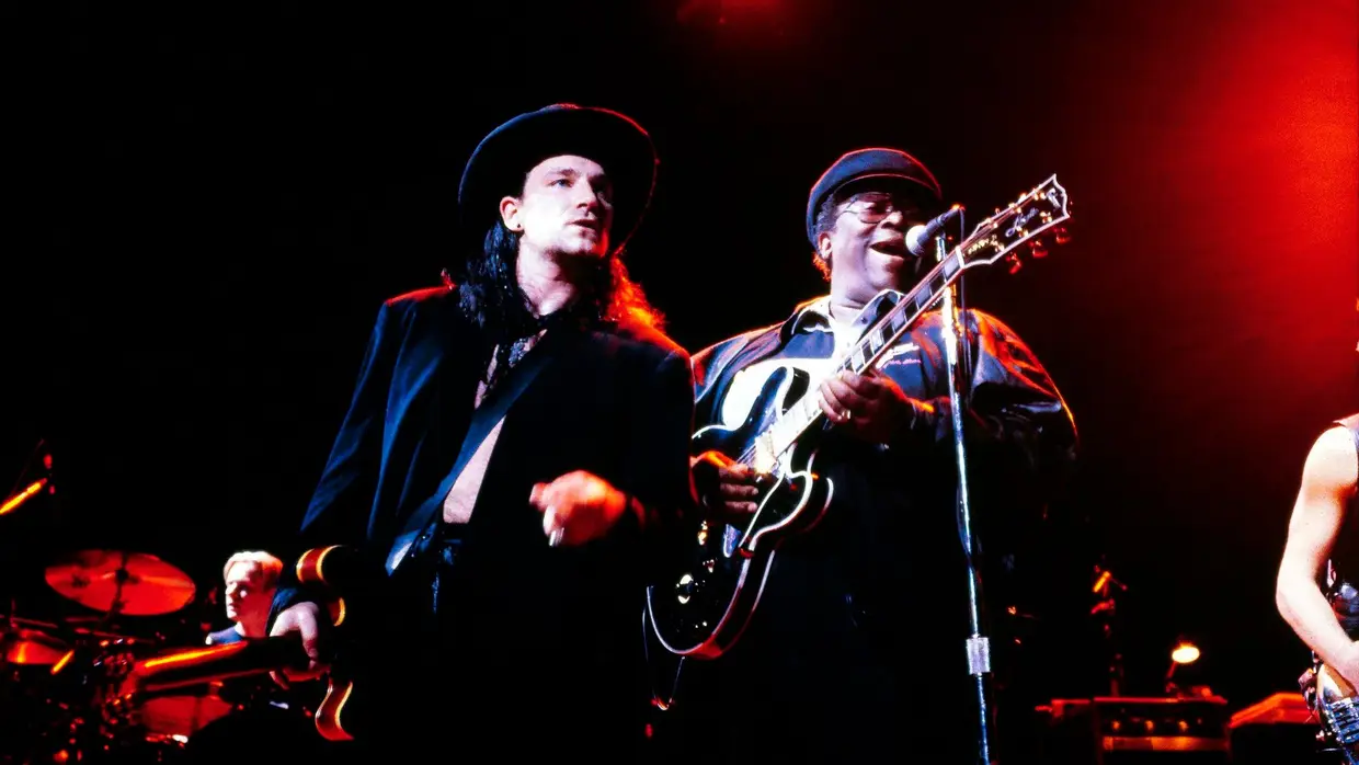 Bono e BB King, colaborando em palco na canção 'When Love Comes to Town', em 1989