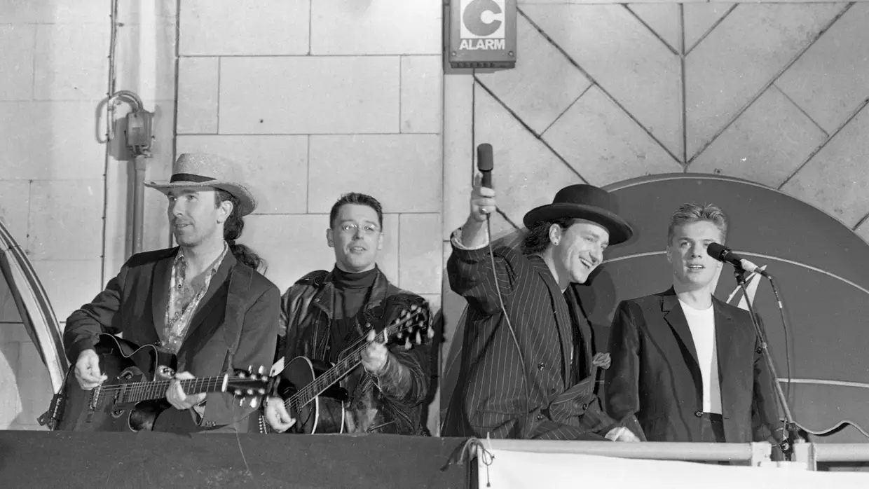 U2 a cantar no exterior do Savoy Cinema, em Dublin, na estreia de de "Rattle and Hum", a 27 de outubro de 1988