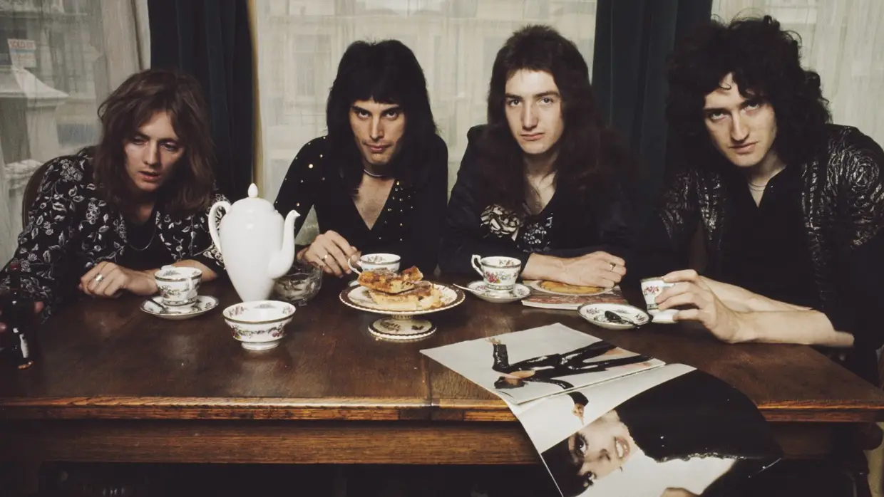 Os Queen na mesa de refeições do apartamento de Mercury em Londres, no início de carreira