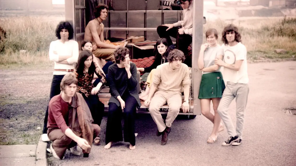 Em 1969, com amigos da banda de Liverpool Ibex, da qual fez parte. Freddie está à esquerda, em pé.