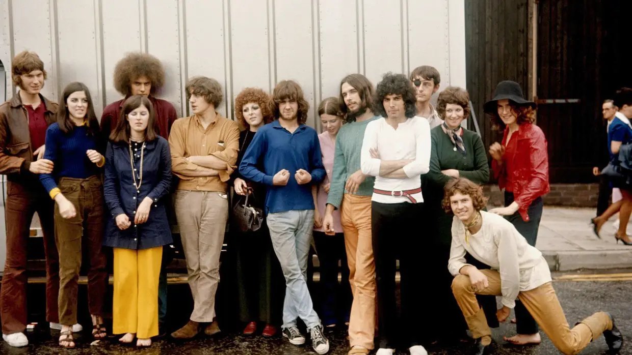 Freddie Mercury (vestido de branco) com os Ibex no final dos anos 60.