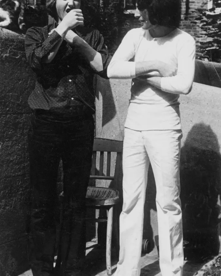 Com o amigo Paul Humberstone nas traseiras de uma casa em West Kensington, Londres, no verão de 1969