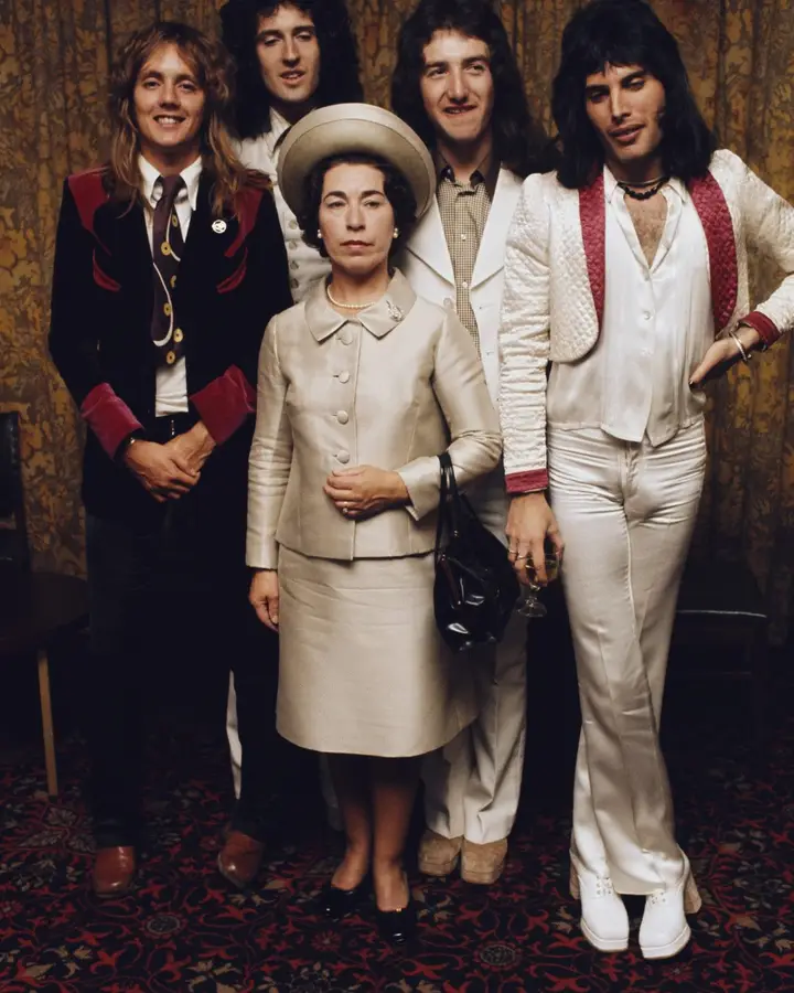 Os Queen, divertidos, com uma sósia da Rainha Isabel II, em setembro de 1974