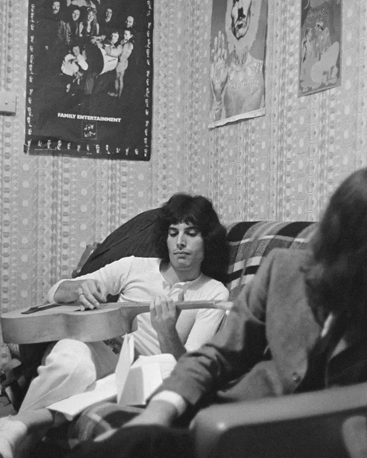 No seu apartamento de Londres, em entrevista ao Daily Express, 1969 ou 1970
