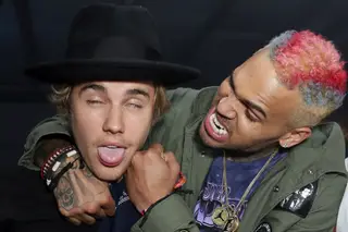 Justin Bieber defende Chris Brown, acusado de violação: “Ninguém te pode tocar. És o maior de todos os tempos”