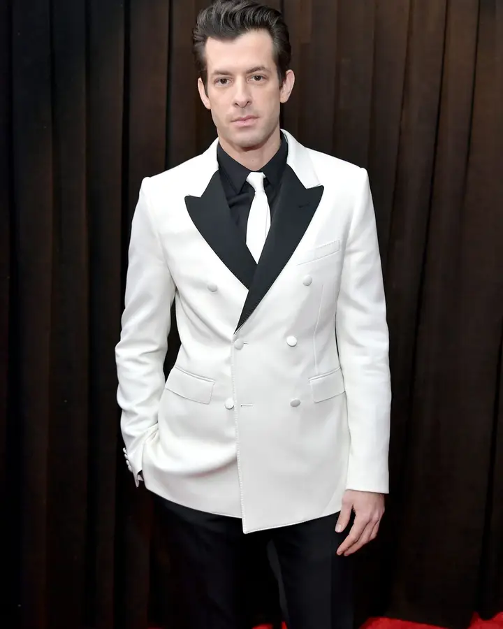 Mark Ronson na passadeira vermelha, antes de subir ao palco com Lady GaGa