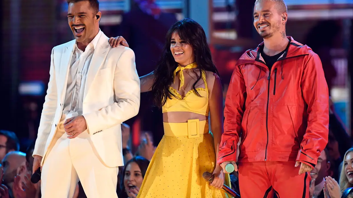 Representando a comunidade latina, Ricky Martin, Camila Cabello e J Balvin atuaram juntos