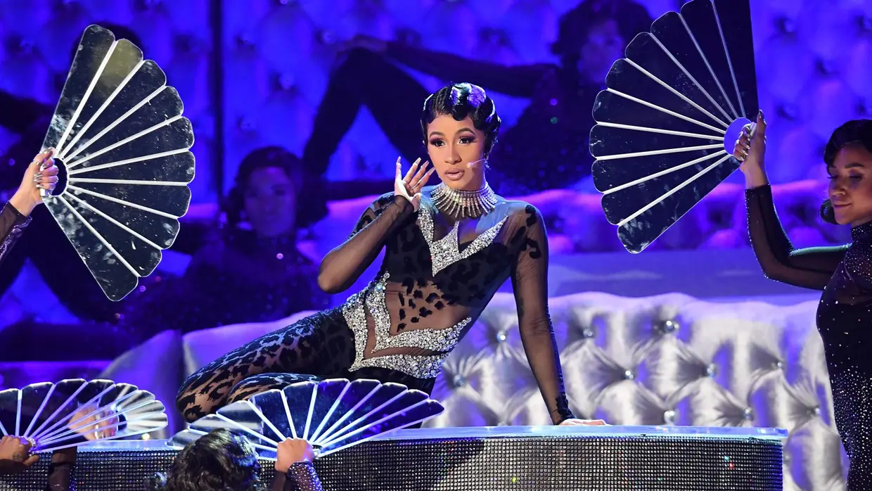 Cardi B foi outra das vencedoras da noite e também atuou