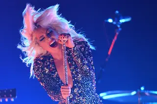 O vestido inusitado de Cardi B, a atuação aguerrida de Lady GaGa e uma animada passadeira vermelha: os Grammys em 45 fotografias memoráveis