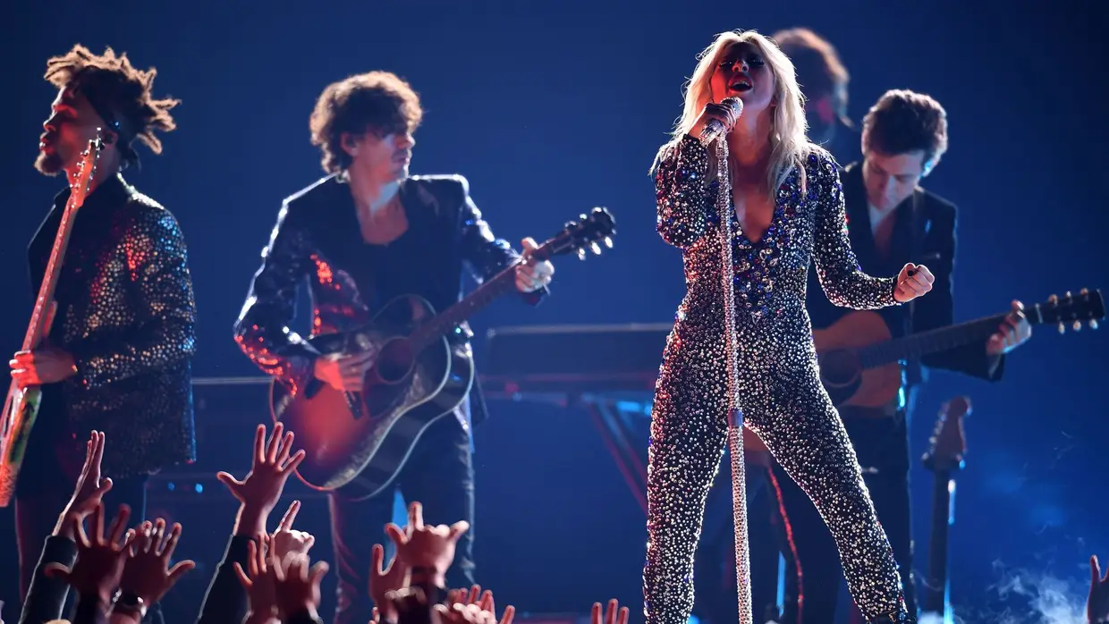 A artista fez-se acompanhar por Mark Ronson, coautor da canção do filme "A Star is Born"