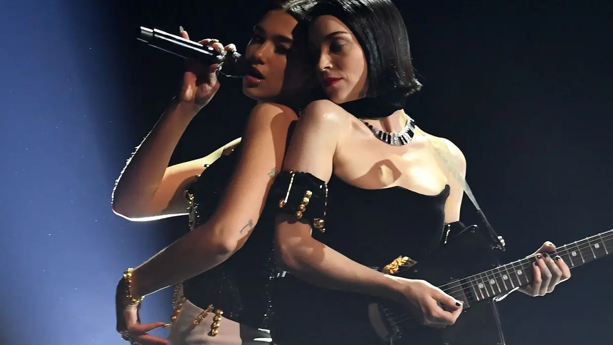 As duas artistas fizeram um medley de 'One Kiss' e 'Masseduction'